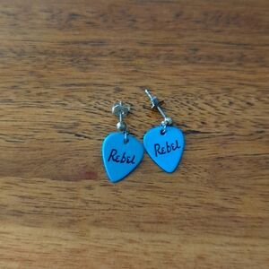 🌸 Guitar pick rebel stud earrings